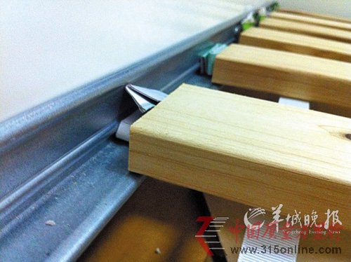 瘦小女子睡塌木板床 宜家產(chǎn)品怎成糟糕代名詞？