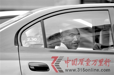 市民坐在調(diào)價(jià)后的出租車上。從今天起，將不再有“2元/公里”的出租車。資料圖片/新京報(bào)記者 浦峰 攝